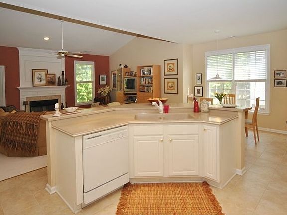 Kitchen with large island