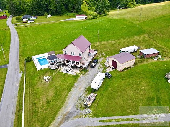 3rd image of 384 Pinoak Rd