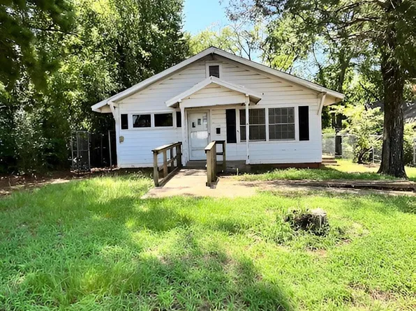 106 E Calvert St, Troup, TX 75789