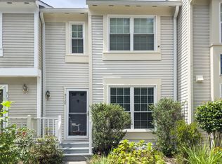 5728 Evergreen Knoll Ct, Alexandria, VA 22303