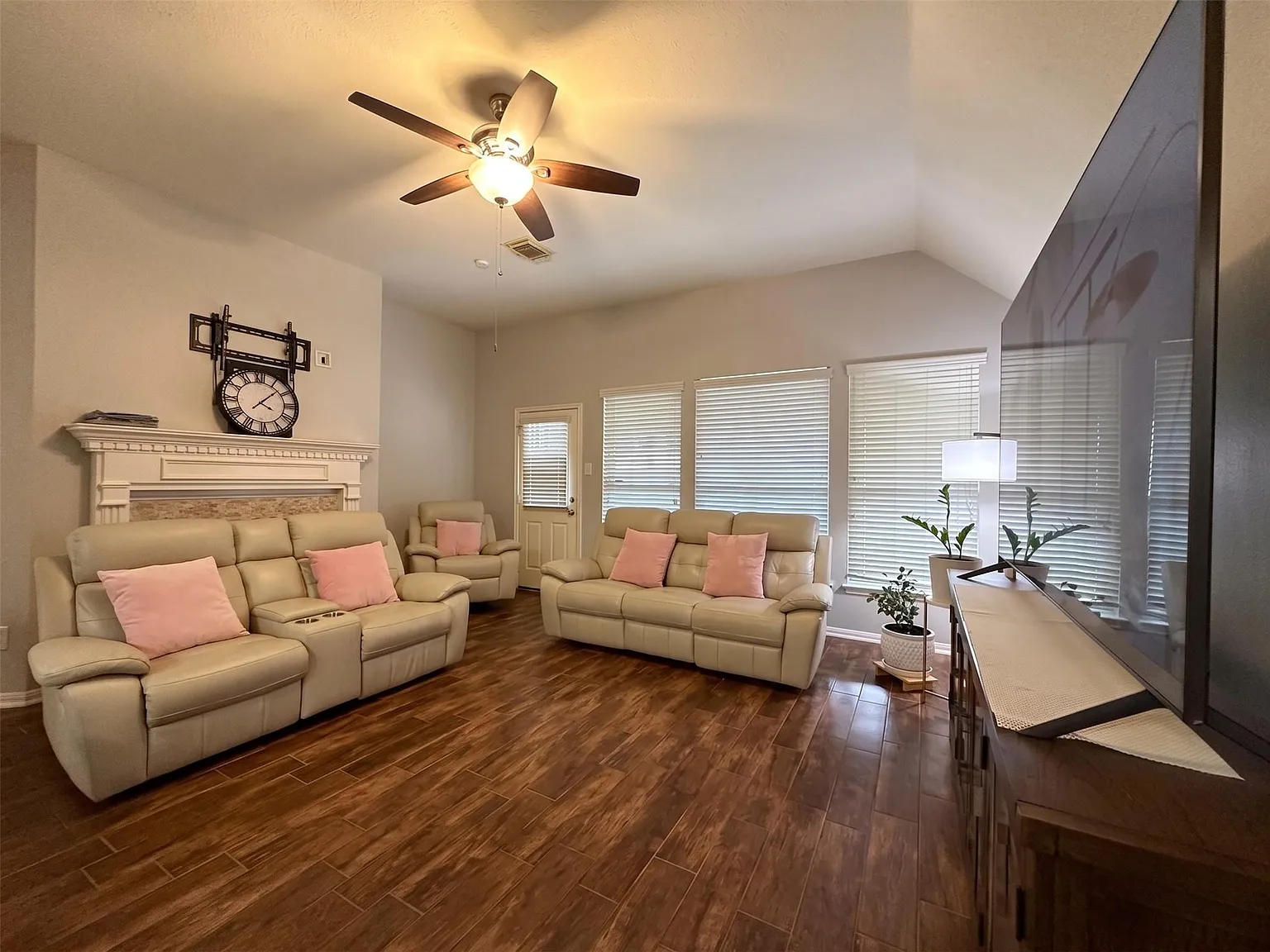 3 bed, 2.0 bath, 2079 sqft, $2,400 — Photo 2