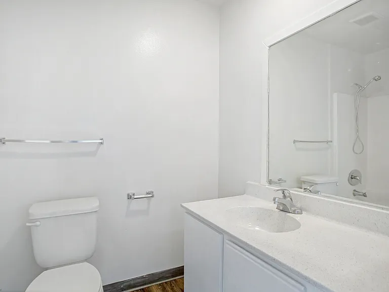 Harbor City Lights Apartments — Photo 15