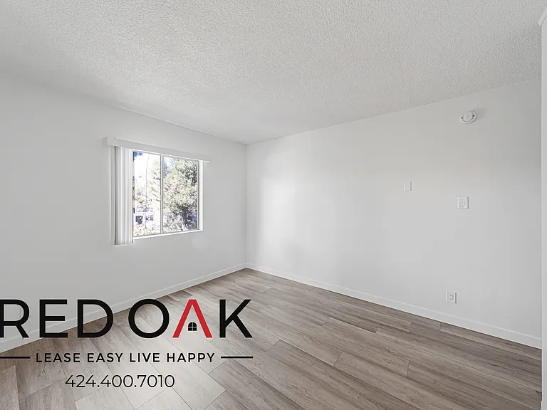 8720 Owensmouth Ave #9 — Photo 9