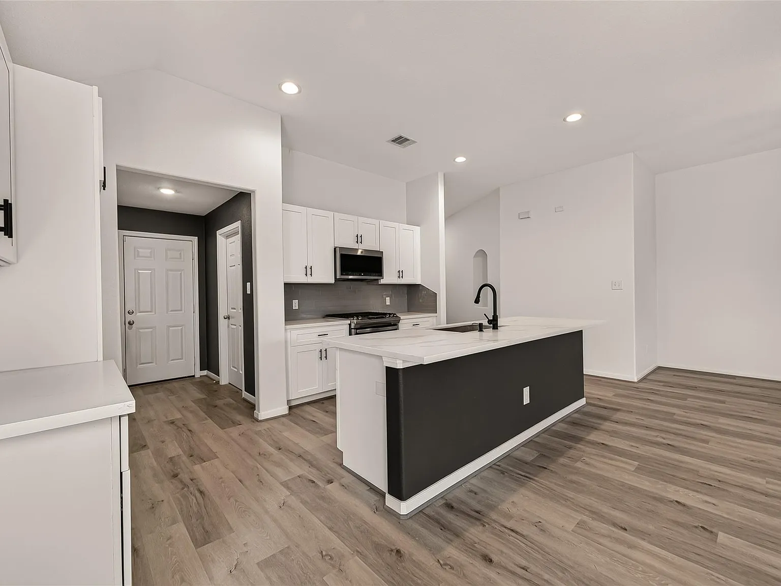 3 bed, 2.0 bath, 1638 sqft, $2,400 — Photo 3