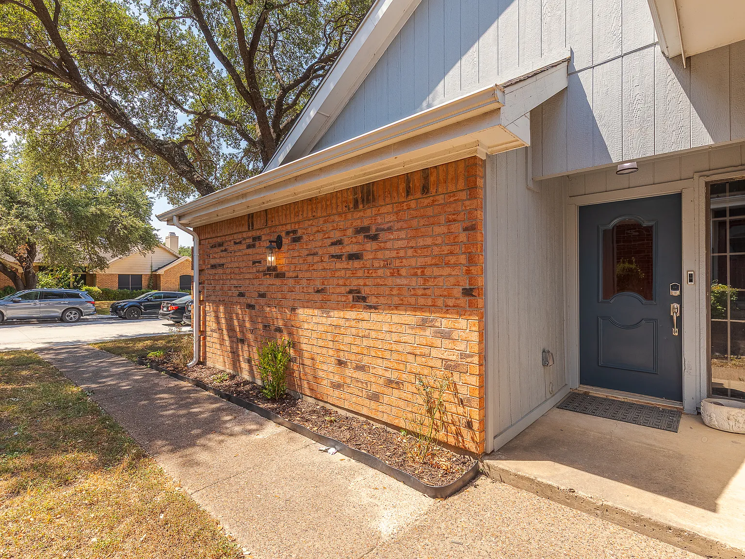 2 bed, 1300 sqft, $2,250 — Photo 2
