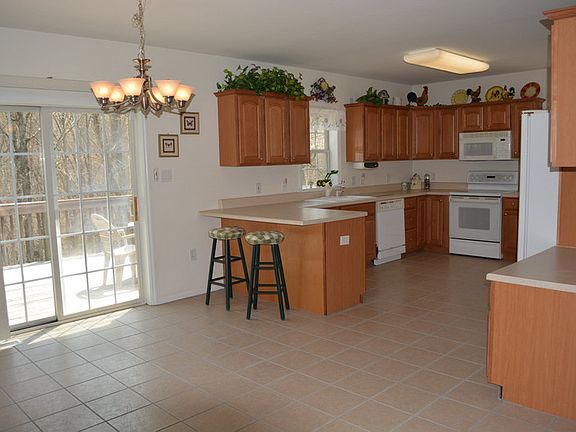 Kitchen and Dining Area : Large eat-in area with bar and access to the rear deck. Great for entertai