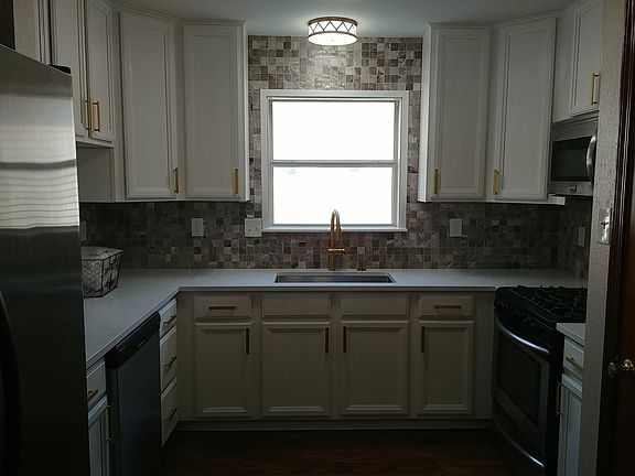 Kitchen with 42" upper cabinets