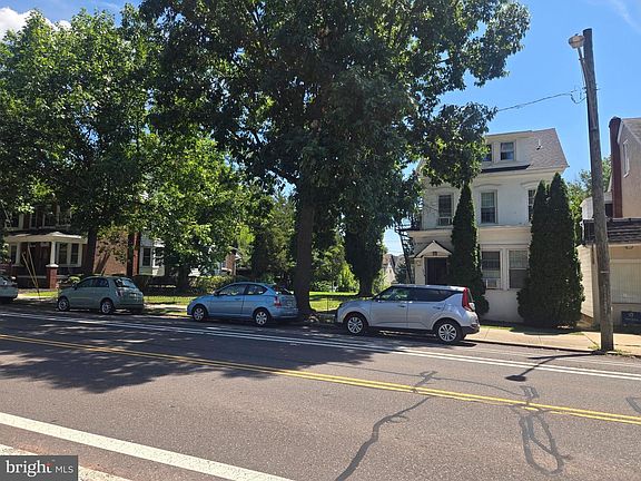 3rd image of 870 E High St