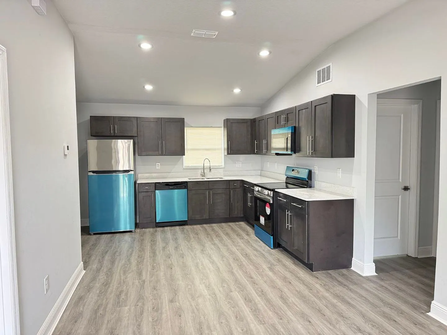 3 bed, 999 sqft, $1,697 — Photo 2