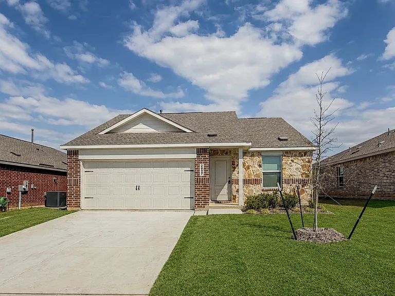 2037 Derby Ln — Photo 1
