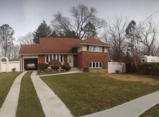 28 Fairlawn Dr, Deer Park, NY 11729