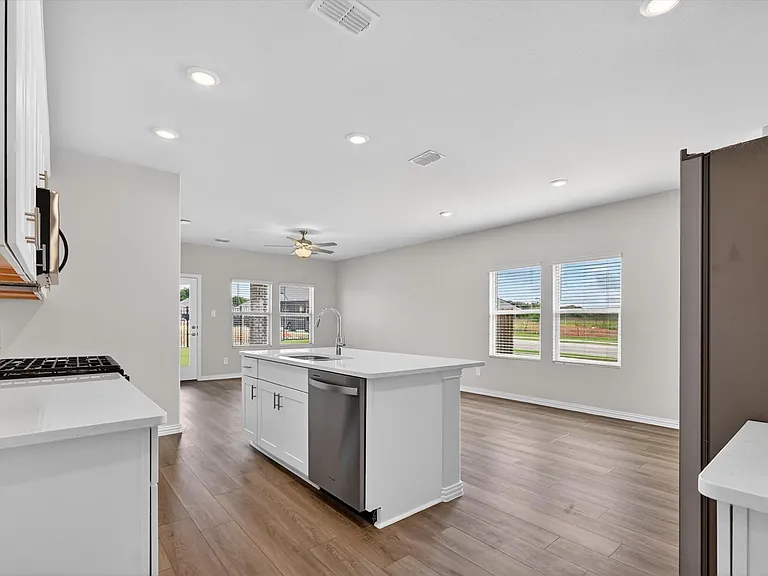 1402 Bridgestone Dr — Photo 4