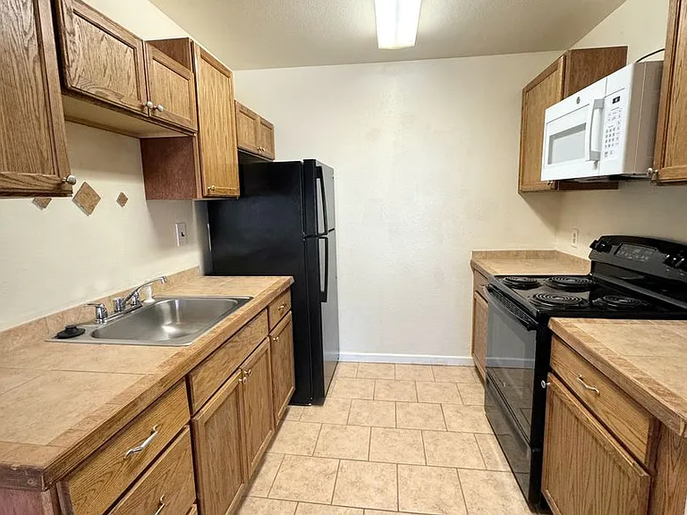 450 Laurel St — Photo 2