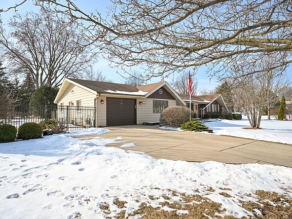 3rd image of 1727 Warwick Ln