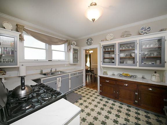 5th image of 1104 Petronia St