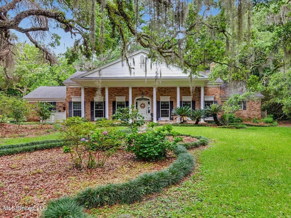 343 Lovers Ln, Ocean Springs, MS 39564
