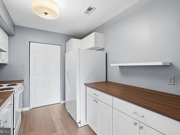 2nd image of 804 Timber Crk