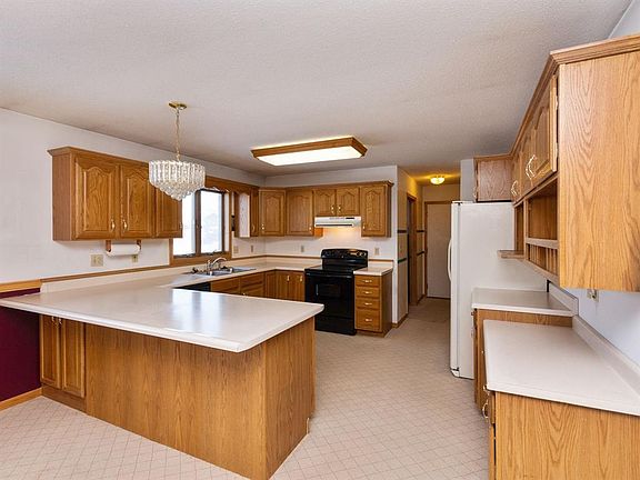 5th image of 212 6th St E