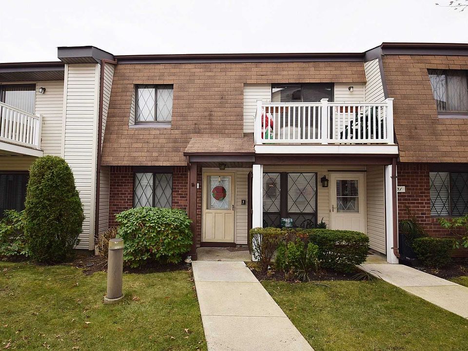 1st image of 32 Cambridge Dr W
