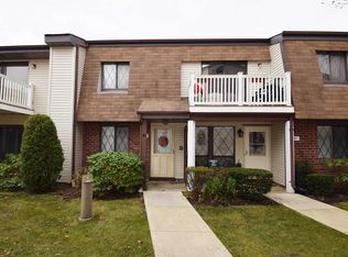 32 Cambridge Dr W, Copiague, NY 11726