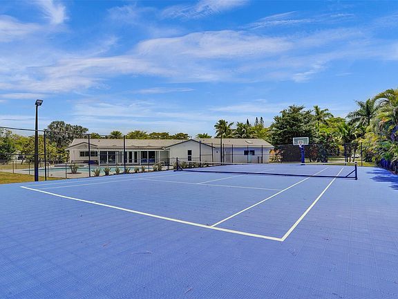 3rd image of 4915 Woodlands Boulevard