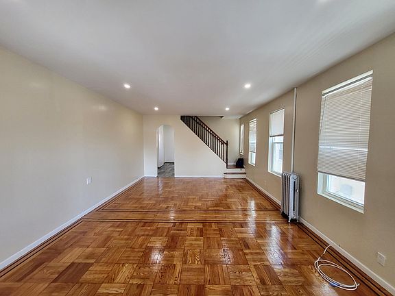 3rd image of 3220 Fenton Ave