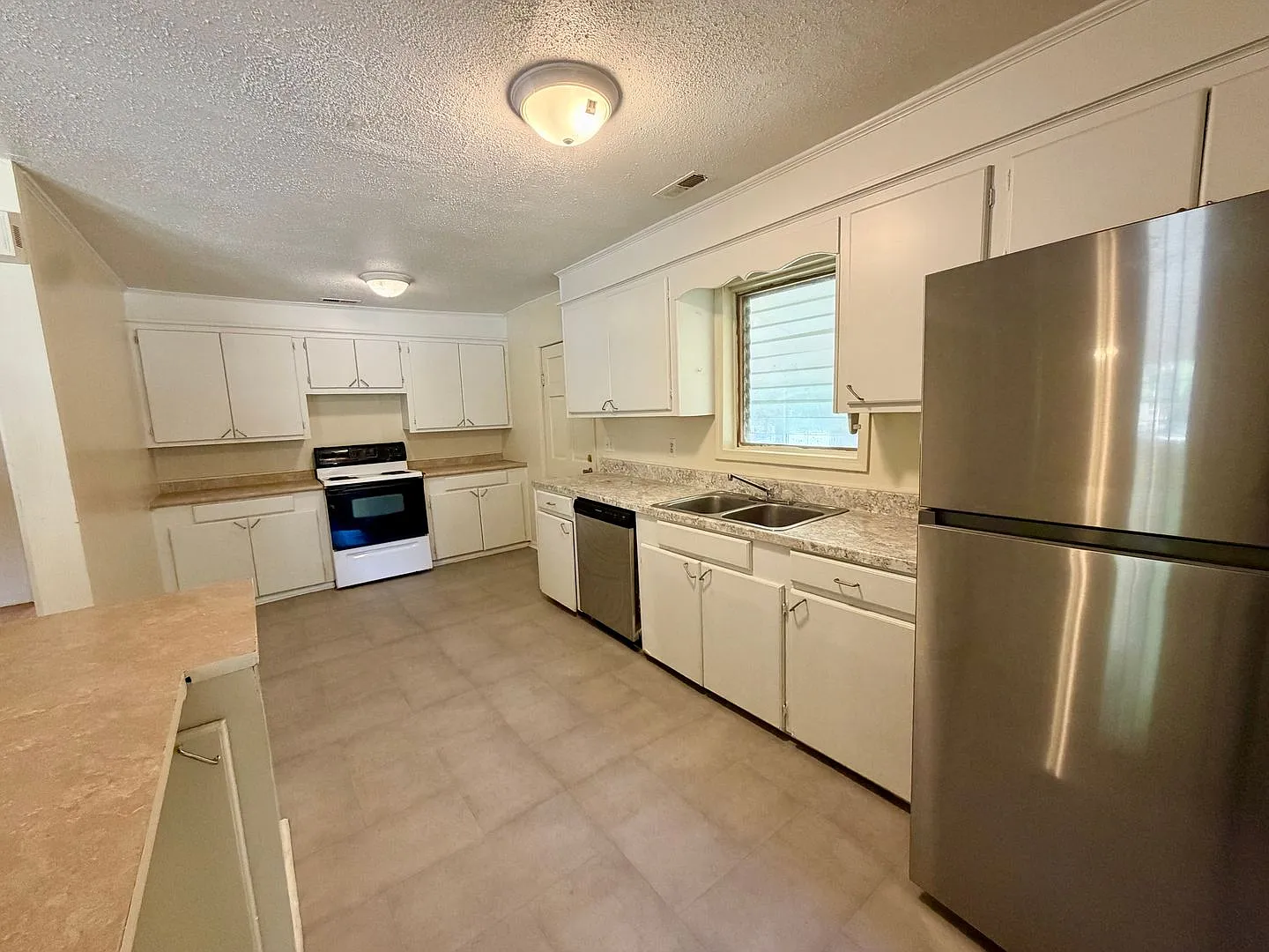 Spacious Home With Large Fenced Yard — Photo 4
