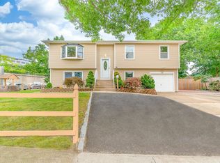 104 Park Ave, Lindenhurst, NY 11757