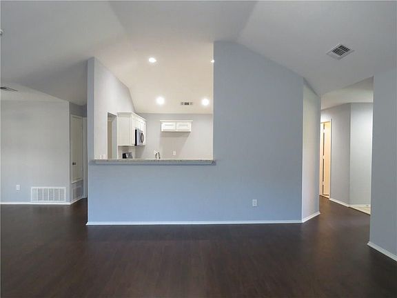 4th image of 4974 Briar Oaks Ln