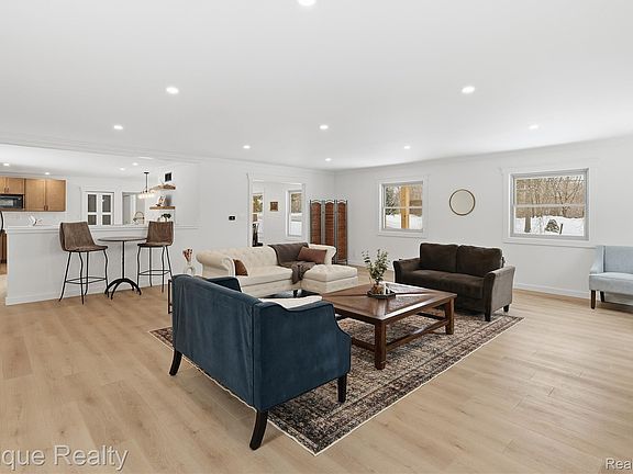 3rd image of 4563 Clifford Rd