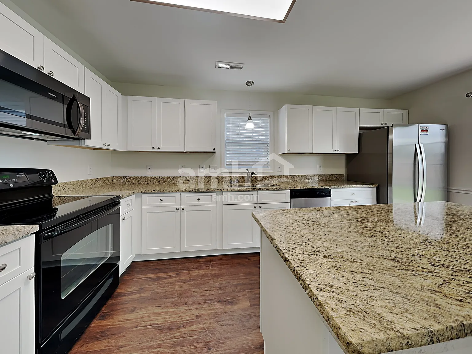3 bed, 2.5 bath, 1841 sqft, $2,180 — Photo 3