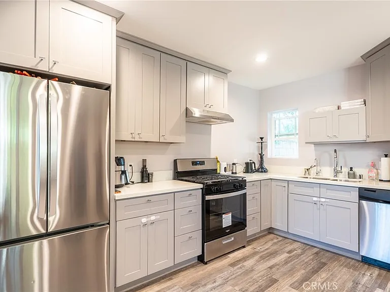 7647 Amestoy Ave — Photo 7