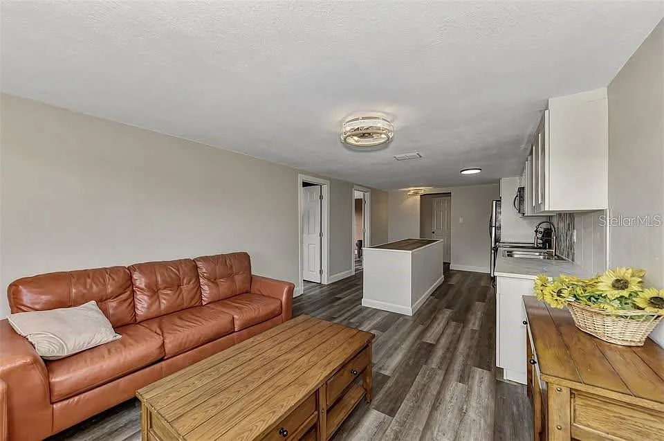 2 bed, 1.0 bath, 800 sqft, $1,600 — Photo 2