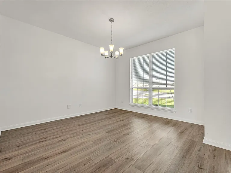 1386 Kingsgate Dr — Photo 14