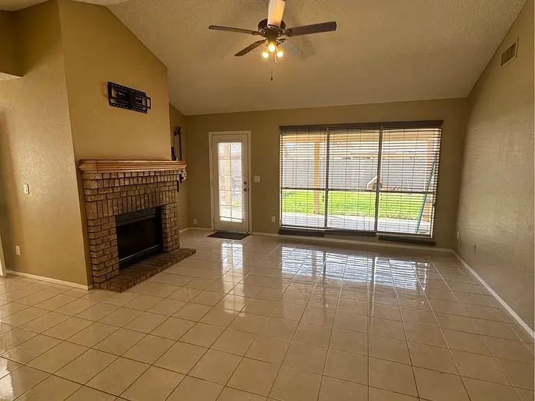 10143 W Colter St — Photo 3