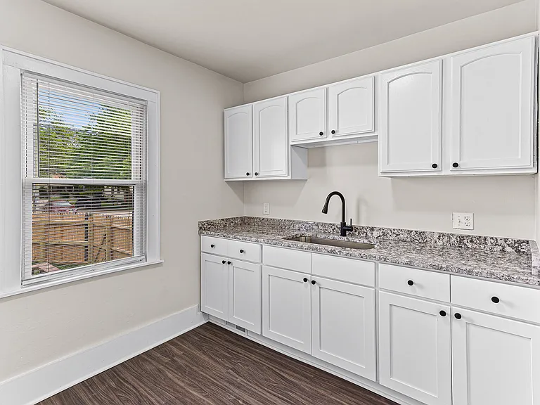 1473 Empire Ave — Photo 7