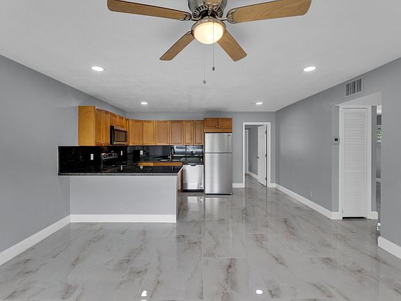 4th image of 800-802 SW 6th Court