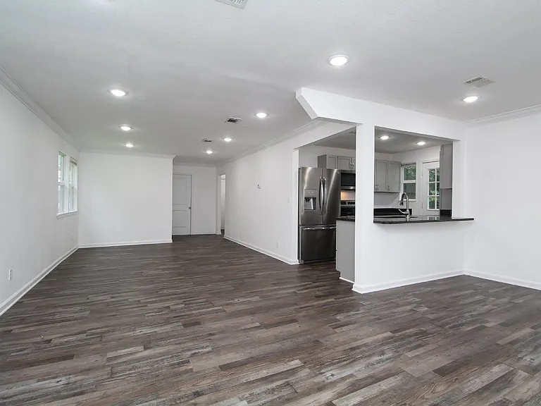 150 E Ensley St — Photo 3
