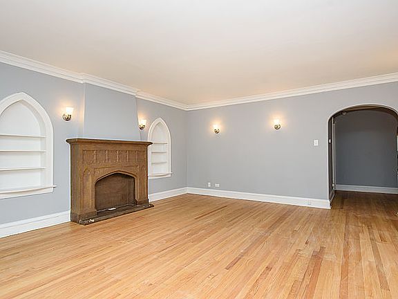 3rd image of 7523 N Claremont Ave APT 1N