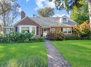 25 Glenwood Ln, Roslyn Heights, NY 11577