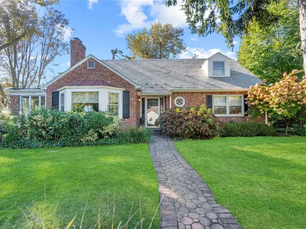 25 Glenwood Lane, East Hills, NY 11577