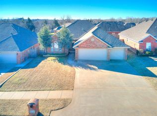 824 SW 39th St, Moore, OK 73160