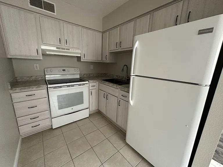 1402 21st Avenue Pl — Photo 1