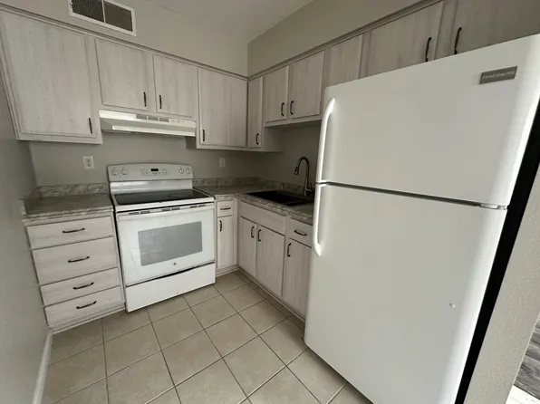 1402 21st Avenue Pl, Coralville, IA 52241