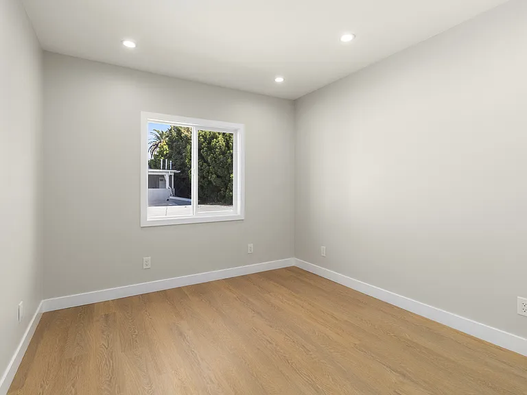 1827 E 4th St #18 — Photo 20