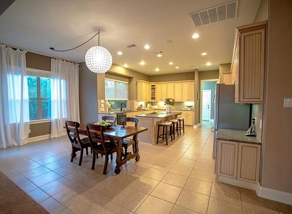 Breakfast area and kitchen, open to family room