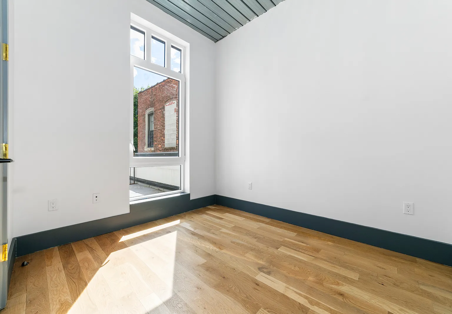 412 Evergreen Avenue — Photo 2