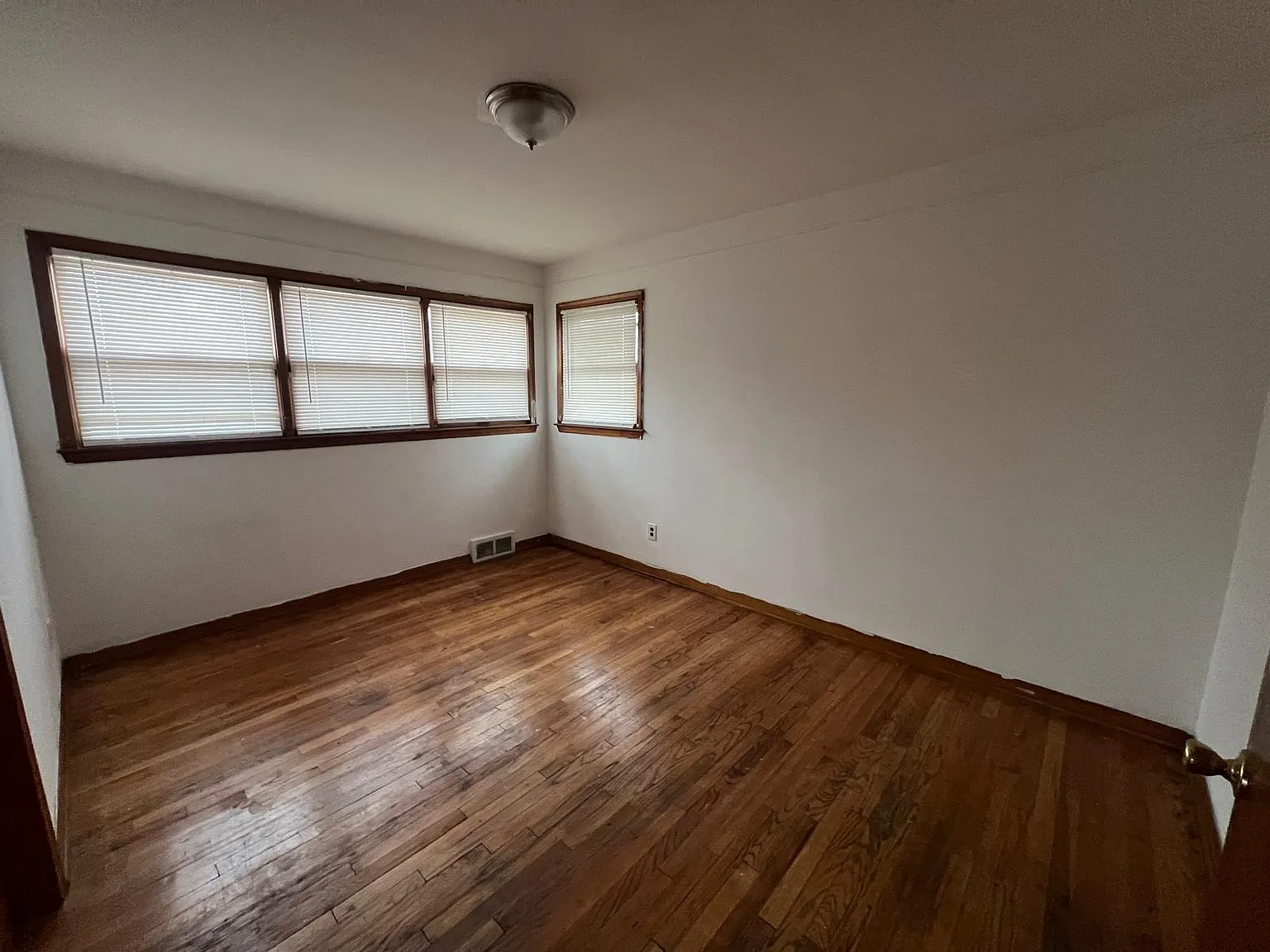 3 bed, 995 sqft, $1,200 — Photo 4
