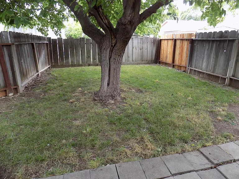 498 Hintz Ave — Photo 32