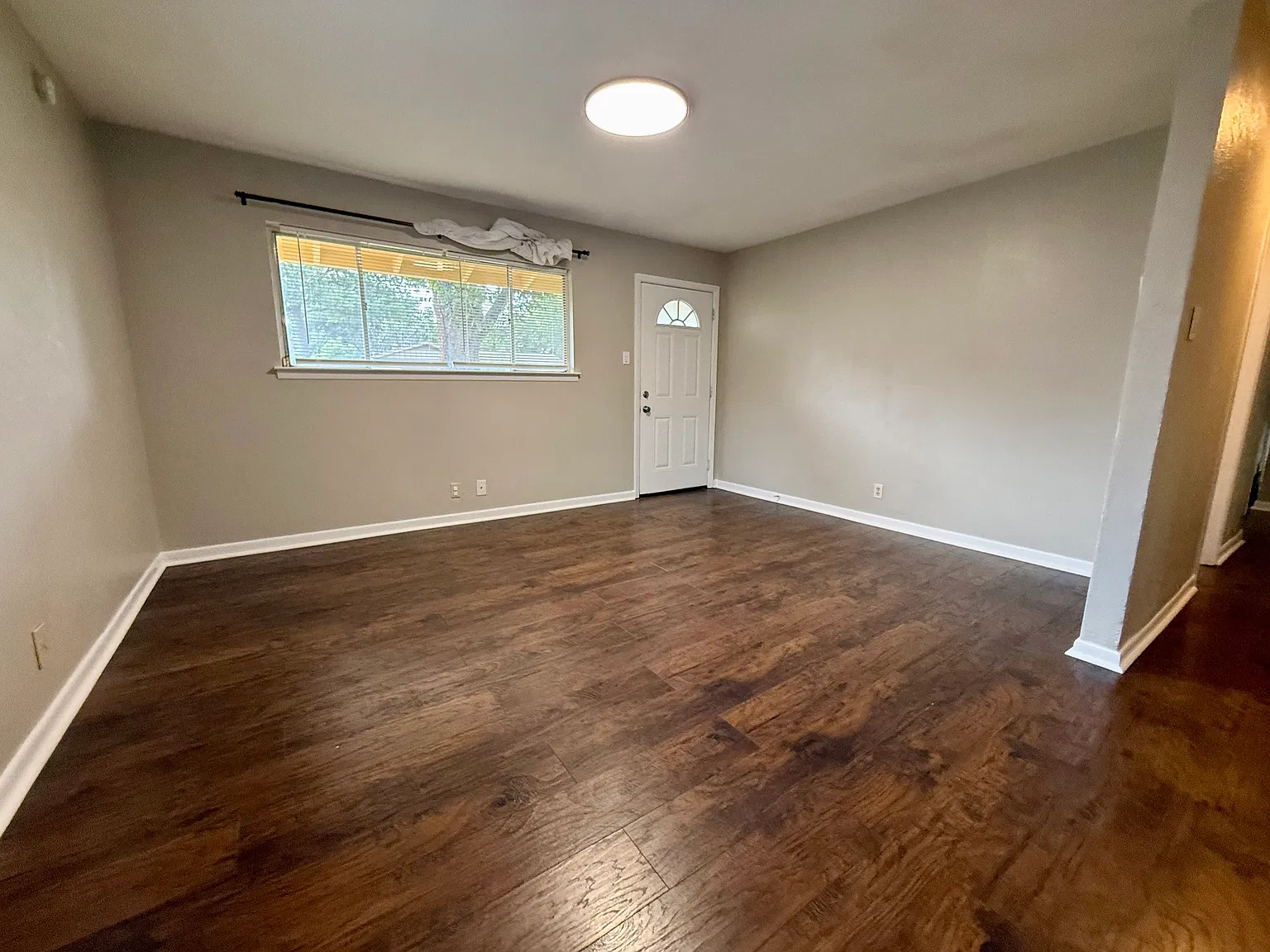3 bed, 1.5 bath, 972 sqft, $1,665 — Photo 4